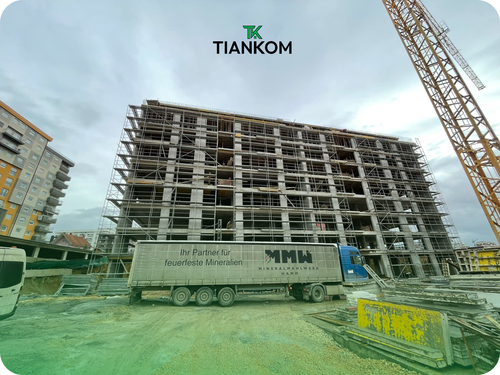 Punëtor në objekt ndërtimi